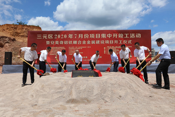 广西隆安万亩火龙果基地灯海璀璨 游客体验农文旅融合